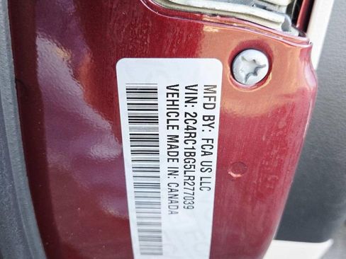 Used 2020 Chrysler Pacifica Touring-L image 39