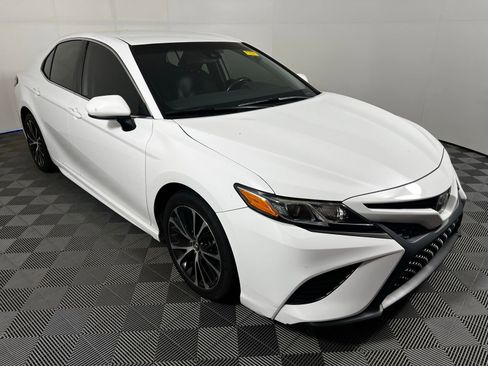 Used 2019 Toyota Camry SE image 3