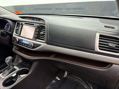 Used 2018 Toyota Highlander XLE image 29