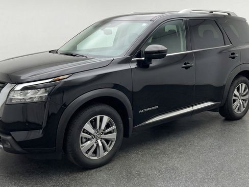 Used 2025 Nissan Pathfinder SV FWD image 3