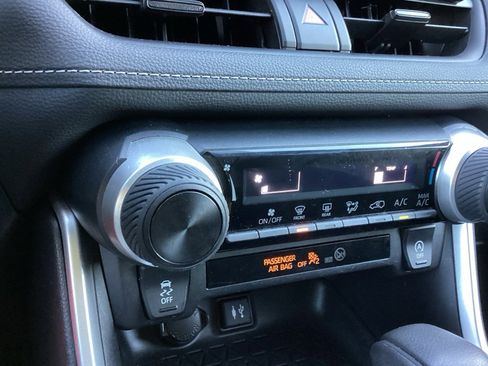 Used 2019 Toyota RAV4 LE image 14