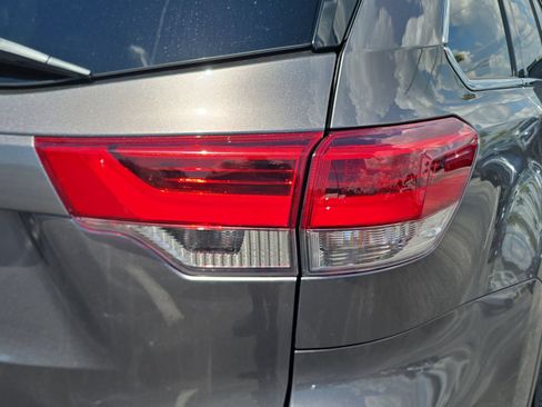 Used 2018 Toyota Highlander Plus FWD image 8