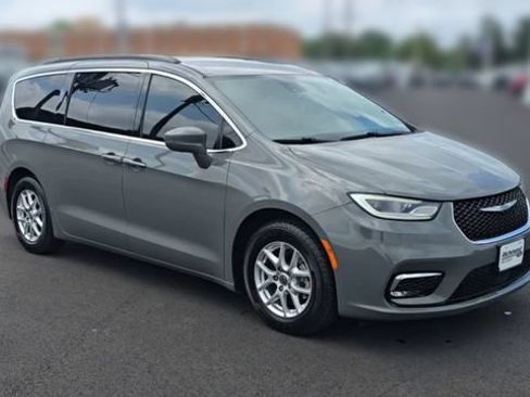 Used 2022 Chrysler Pacifica Touring-L FWD image 3