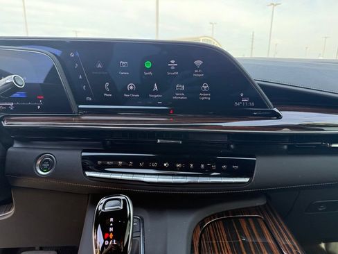 Certified 2024 Cadillac Escalade Premium Luxury w/ Performance Package AWD/4WD image 21