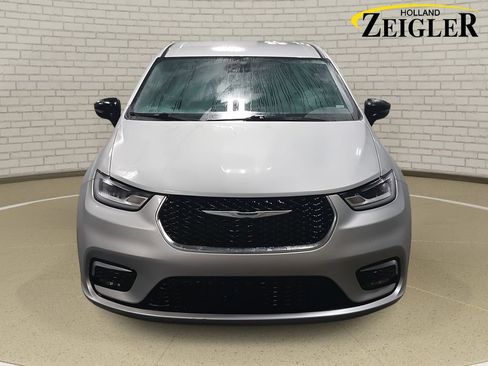 Used 2024 Chrysler Pacifica Touring-L image 2