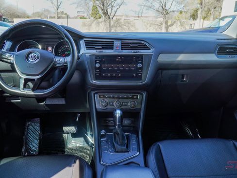 Used 2018 Volkswagen Tiguan SE w/ Panoramic Sunroof Package image 16