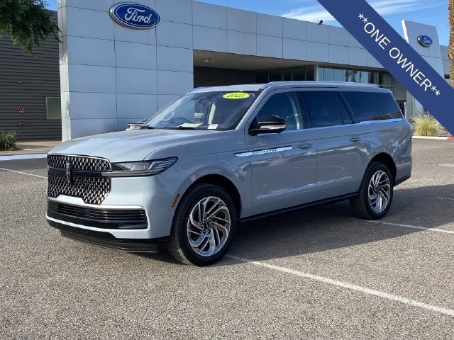 Used 2025 Lincoln Navigator L Reserve AWD/4WD image 2