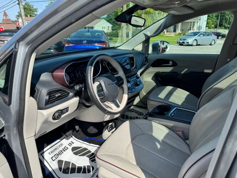 Used 2020 Chrysler Pacifica Limited FWD image 25