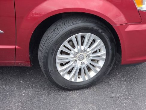 Used 2014 Chrysler Town & Country Limited w/ Luxury Group FWD image 26