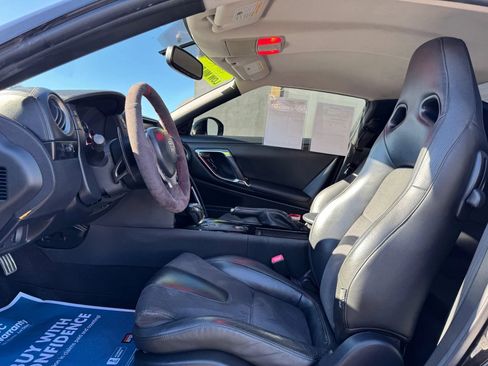 Used 2010 Nissan GT-R Premium image 11