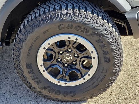 Used 2025 Ford Bronco Badlands image 8