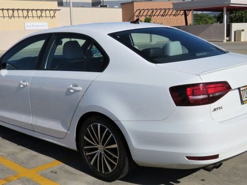 Used 2016 Volkswagen Jetta Sport w/ Lighting Package FWD image 3