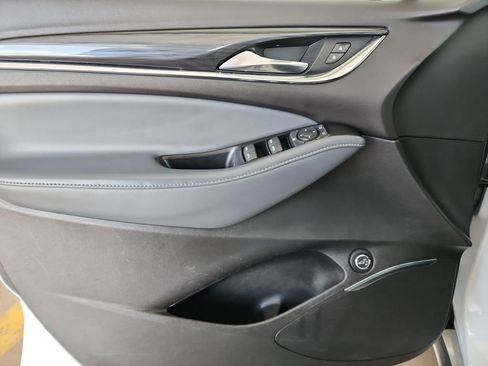 Used 2022 Buick Enclave Essence image 12