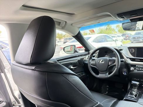 Used 2021 Lexus ES 300h Ultra Luxury w/ Accessory Package 2 FWD image 17