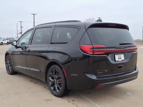 Used 2025 Chrysler Pacifica Limited image 3