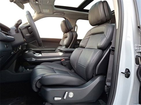 New 2025 Lincoln Navigator Reserve image 11