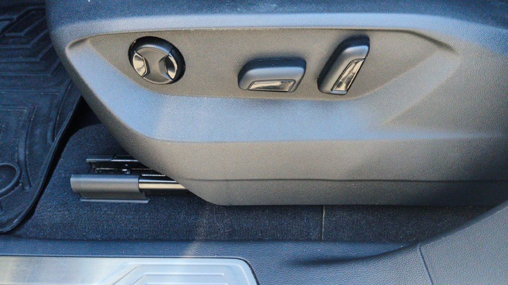 Used 2024 Volkswagen Atlas Cross Sport SE w/ Panoramic Sunroof Package FWD image 17