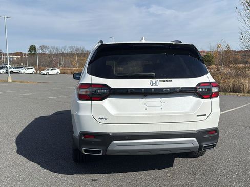 New 2025 Honda Pilot Touring image 9