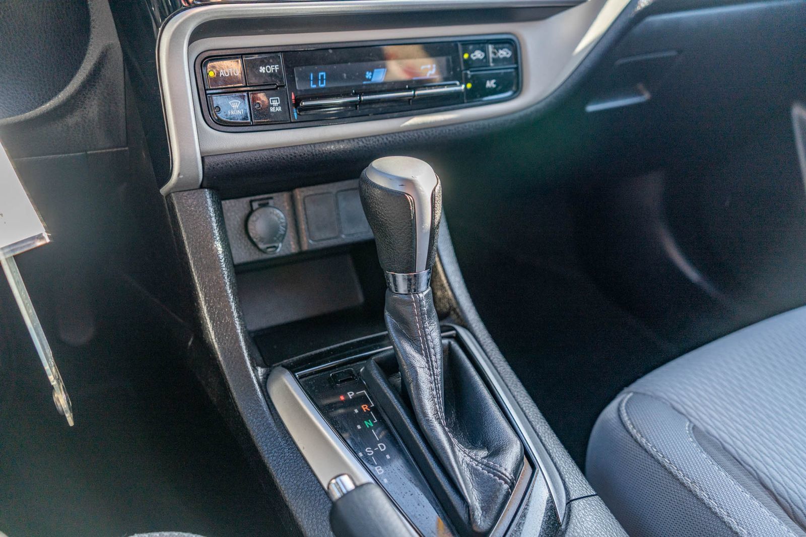 Used 2019 Toyota Corolla LE w/ Carpet Mat Package (TMS) FWD image 23