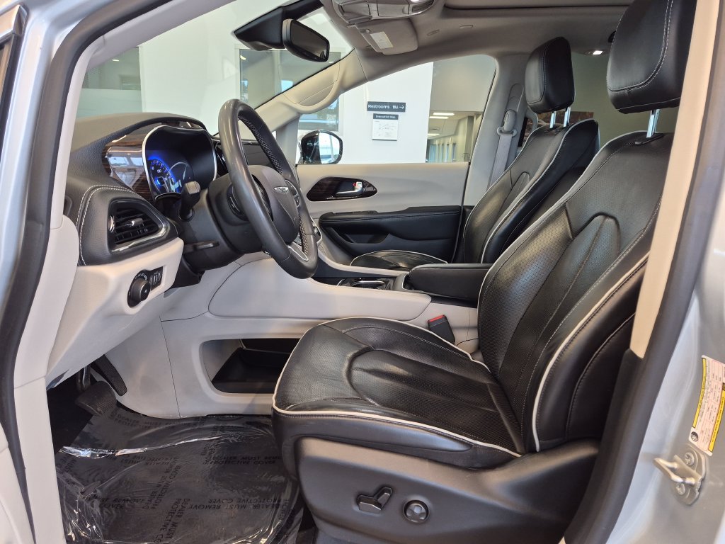 Used 2023 Chrysler Pacifica Limited FWD image 14