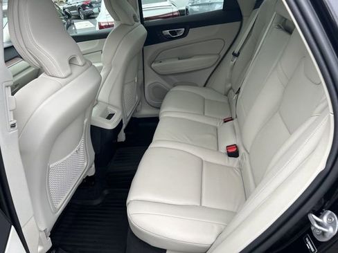 Used 2022 Volvo XC60 B5 Momentum w/ Climate Package image 9
