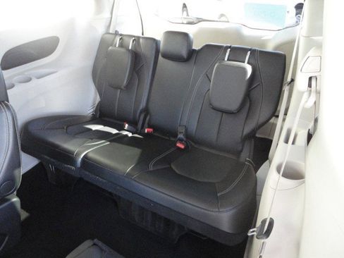 Used 2024 Chrysler Pacifica Touring-L image 9