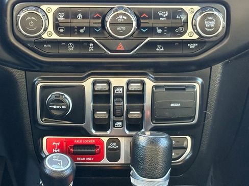 Used 2023 Jeep Gladiator Mojave w/ Cold Weather Group image 18