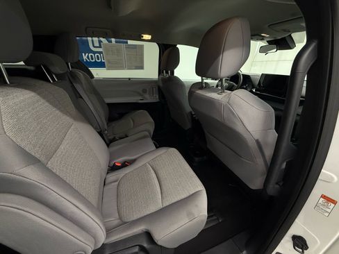 Used 2025 Toyota Sienna LE image 6
