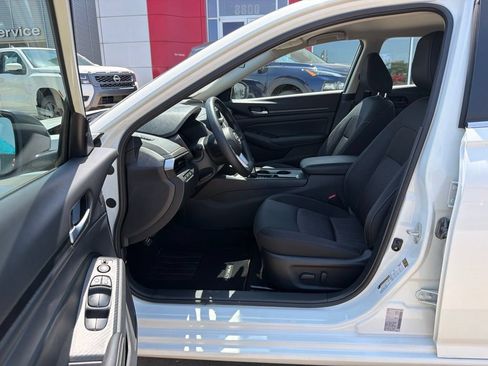 Used 2025 Nissan Altima 2.5 SV FWD image 14