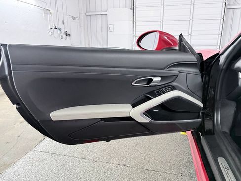 Used 2018 Porsche 718 Boxster RWD image 17