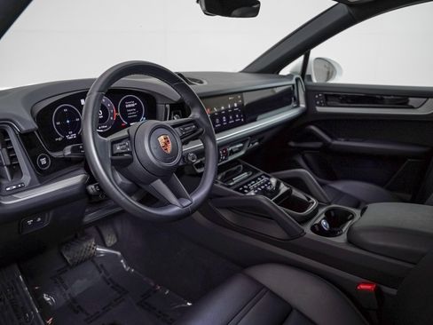 Certified 2025 Porsche Cayenne Coupe AWD/4WD image 4