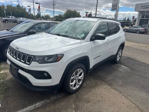 Used 2024 Jeep Compass Latitude AWD/4WD image 2