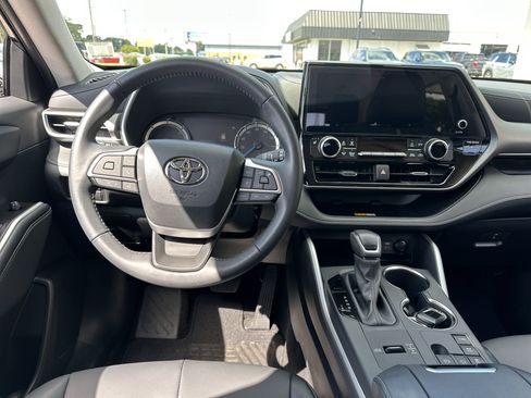 Used 2025 Toyota Highlander XLE AWD/4WD image 15