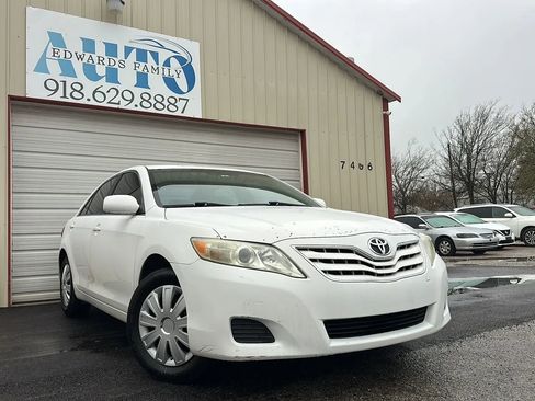 Used 2010 Toyota Camry SE image 1