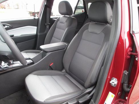 Used 2025 Chevrolet Trax LT image 15