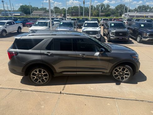 Used 2025 Ford Explorer Platinum w/ Ultimate Package AWD/4WD image 6