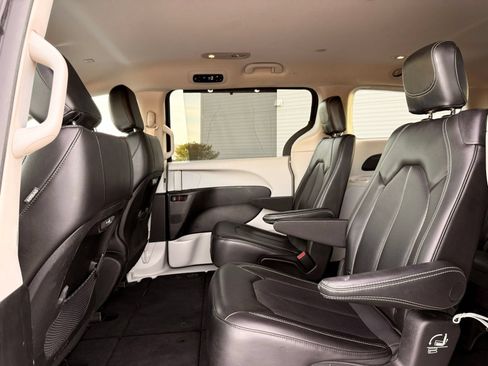 Used 2023 Chrysler Pacifica Touring-L FWD image 21