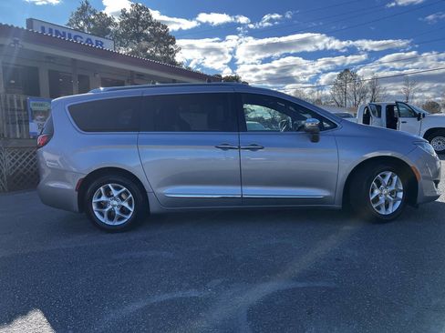 Used 2020 Chrysler Pacifica Limited image 2