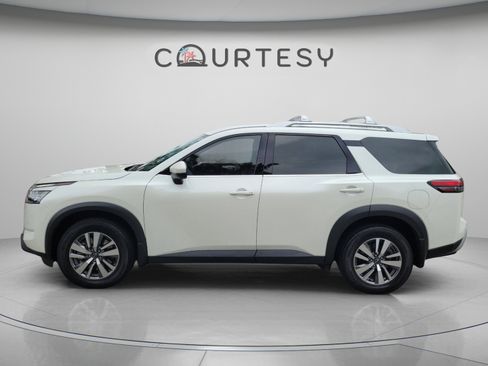 Used 2023 Nissan Pathfinder SL AWD/4WD image 2