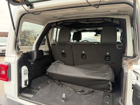 Used 2025 Jeep Wrangler Sahara image 28