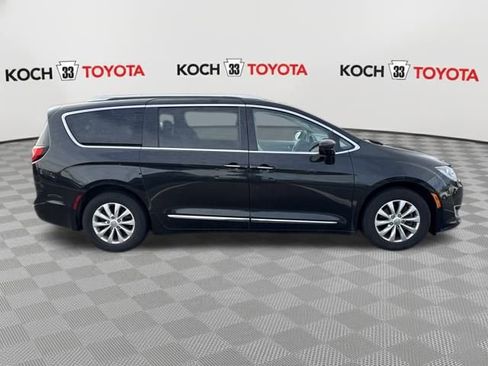 Used 2018 Chrysler Pacifica Touring-L image 8