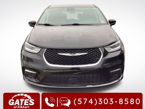 Used 2024 Chrysler Pacifica Touring-L image 2