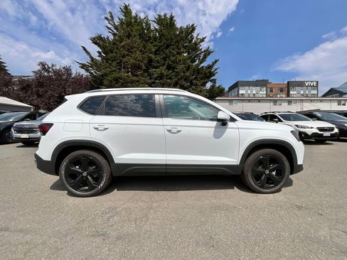 New 2025 Volkswagen Taos SEL image 9