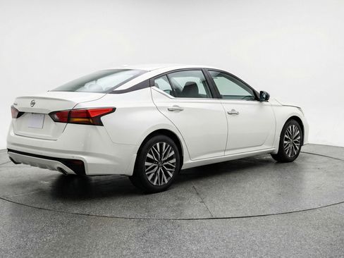 Used 2025 Nissan Altima 2.5 SV image 9