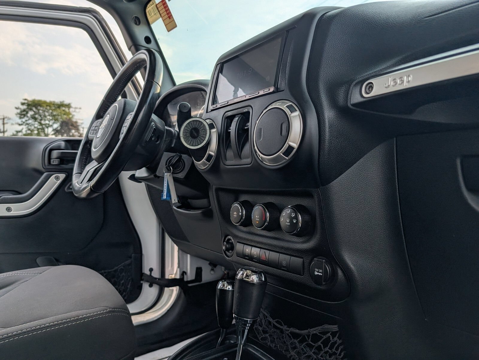 Used 2018 Jeep Wrangler Sahara w/ Connectivity Group AWD/4WD image 22