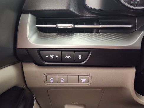 Used 2024 Kia Carnival LX FWD image 17
