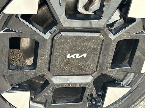 Used 2025 Kia Carnival EX image 30