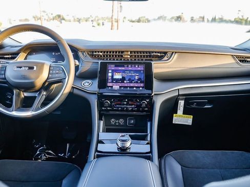 New 2025 Jeep Grand Cherokee Altitude image 13