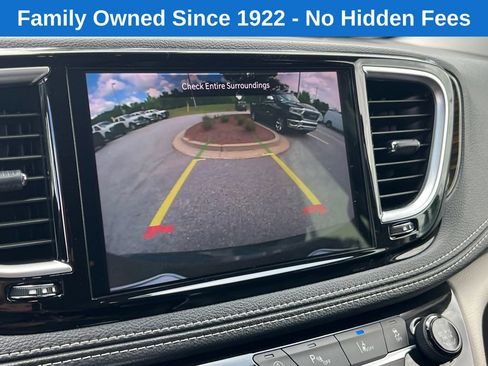 Used 2023 Chrysler Pacifica Limited FWD image 29