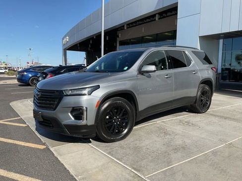 Used 2023 Chevrolet Traverse LT FWD image 2